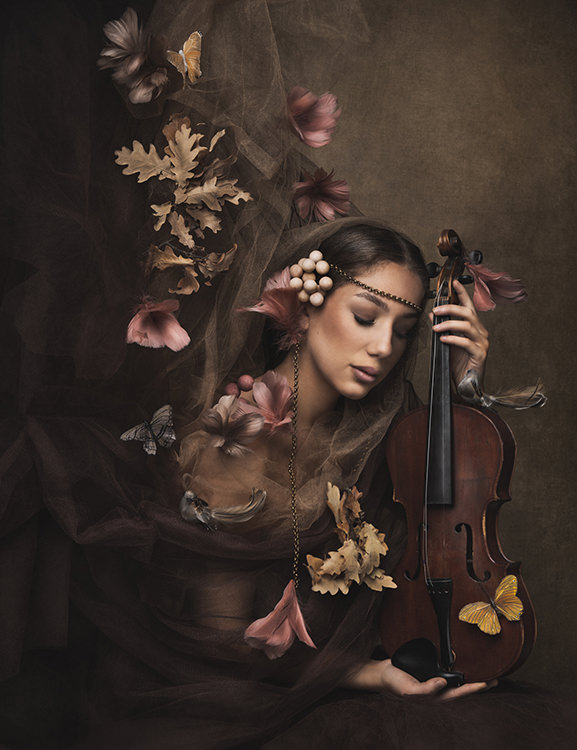 Martina Wärenfeldt fine art portrait of lady with violin